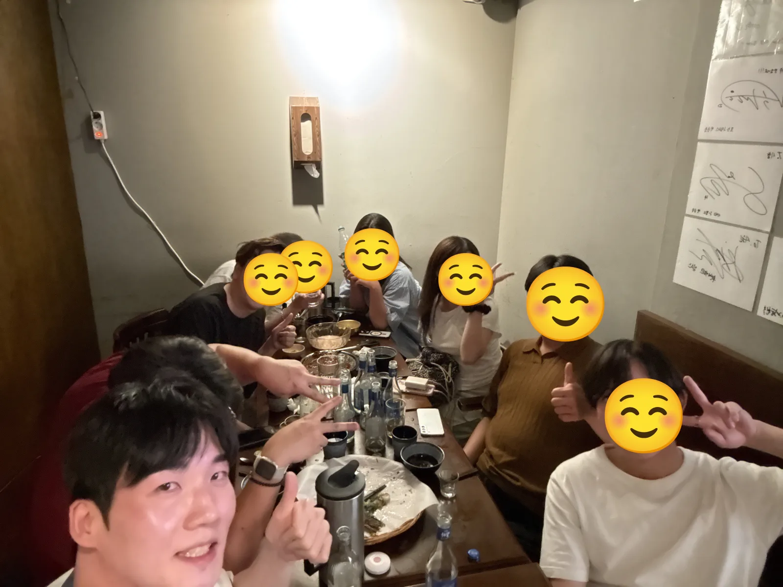 식탁에 둘러앉아 교류하는 한국인과 일본인 친구들