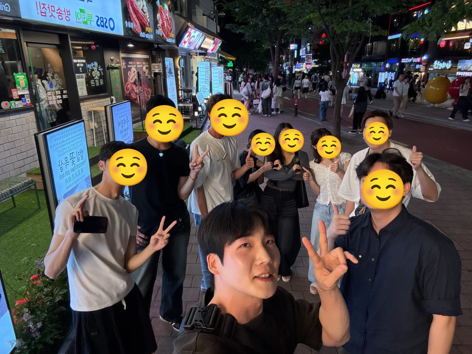 홍대 밤거리를 함께 걷는 한일 교류회 참가자들